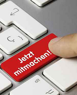 Ein Finger zeigt auf eine Tastaturtaste mit der Aufschrift: Jetzt mitmachen! 