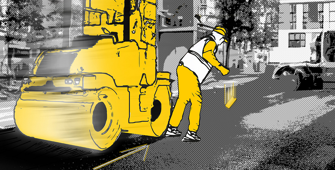 Negativbeispiel: Ein Bagger mit einer Walze fährt einen Straßenbauer am Fuß an, der mit dem Rücken zur Walze steht. Sein Telefon fällt aus seiner Hand. 