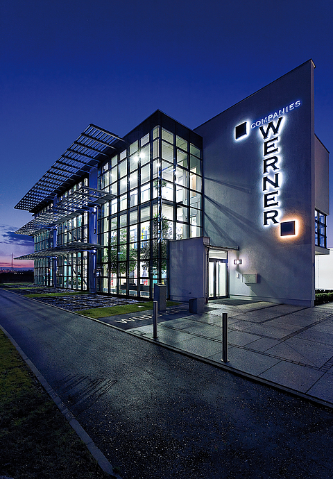 Firmensitz Werner Companies bei Nacht. 
