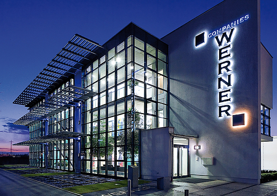 Firmensitz Werner Companies bei Nacht. 
