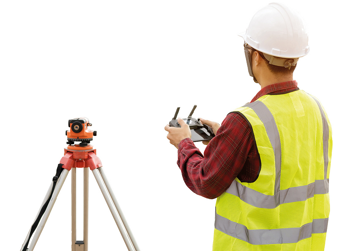 Ingenieur testet auf einer Baustelle eine Drohne.
