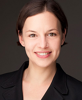 Porträt Dr. Nancy Weber, Prävention der BG BAU. 