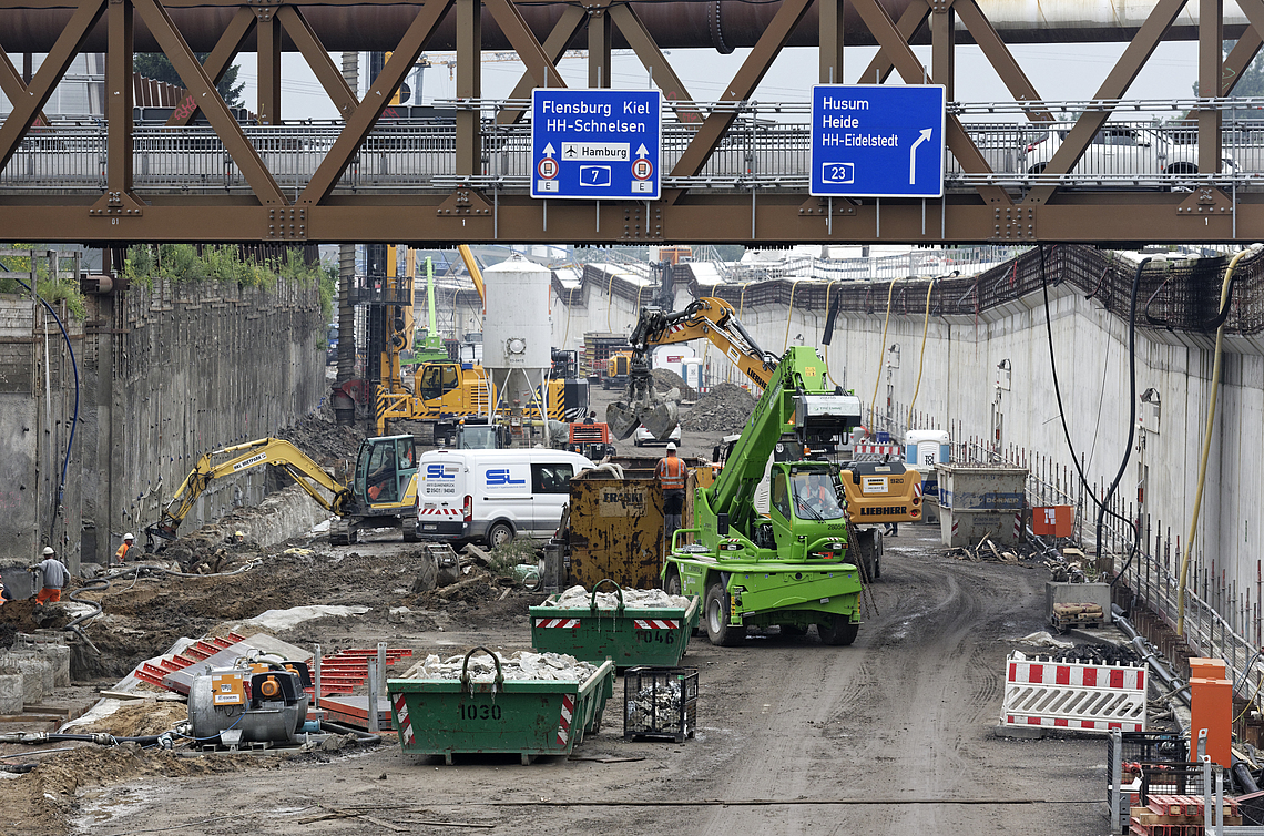 Tiefbaustelle eines Autobahntunnels in Hamburg
