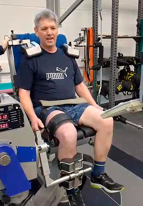 Kraftmessung am Knie von Alexander Klein in der BG Ambulanz Bremen. 