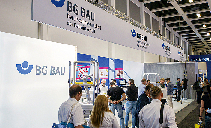 Besucher am Messestand der BG BAU.