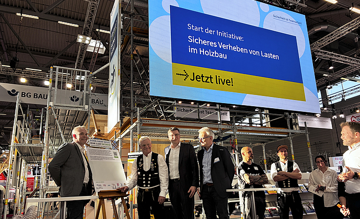 Vertreter der Holbaubranche und der BG BAU auf der Messe Dach+Holz 2026 
