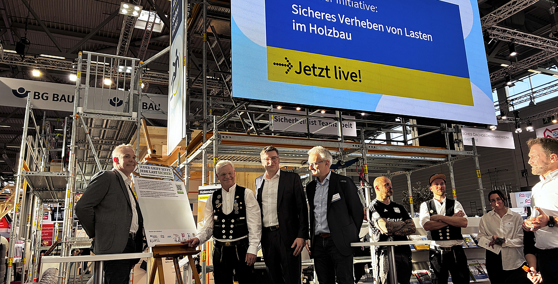 Vertreter der Holbaubranche und der BG BAU auf der Messe Dach+Holz 2026 
